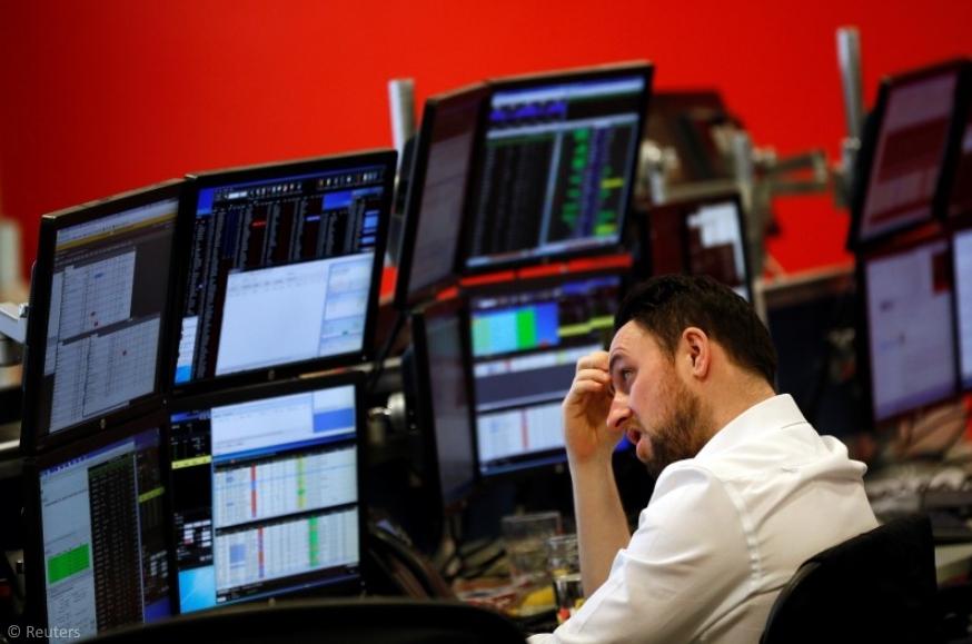 US stock indices decline in early trading
